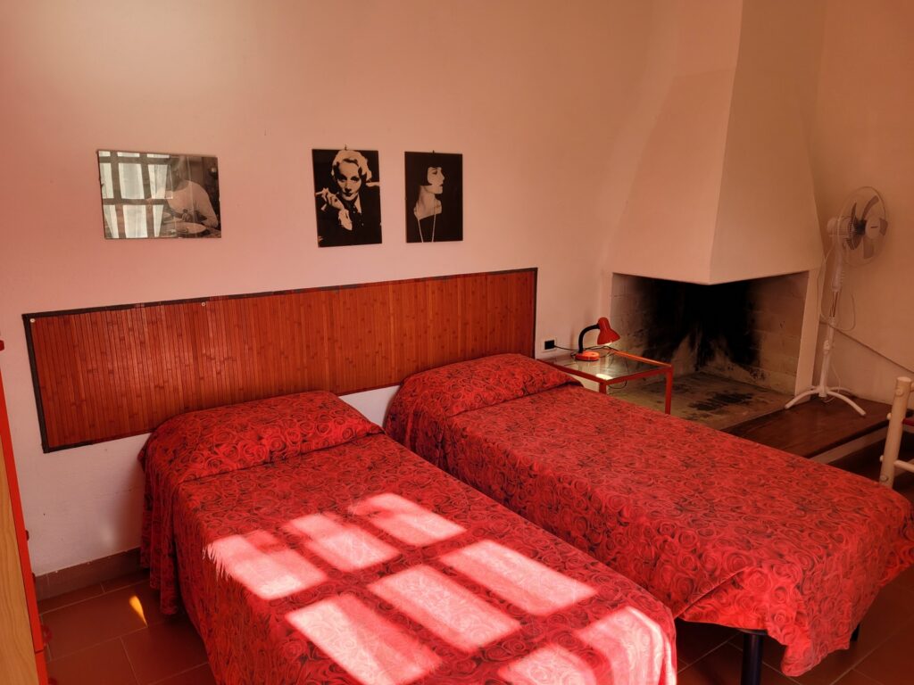 Einzelbetten-Rotes Schlafzimmer-Villa Magico Einzelbetten-Rotes Schlafzimmer-Villa Magico