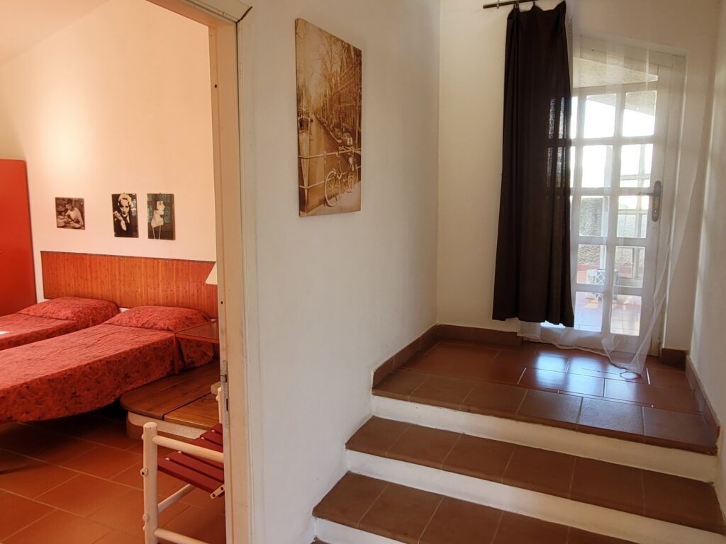 Treppe zur Veranda-Rotes Schlafzimmer-Villa Magico Treppe zur Veranda-Rotes Schlafzimmer-Villa Magico