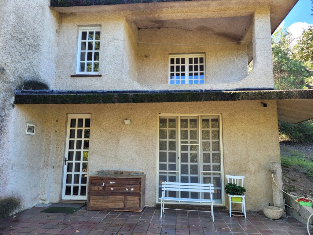Terrasse hinter dem Haus und Balkon vor dem Schlafzimmer Terrasse hinter dem Haus und Balkon vor dem Schlafzimmer