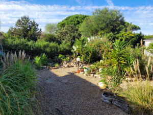Giardino al Mare, Rena Majore: Gartenweg zwischen mediterranen Pflanzen