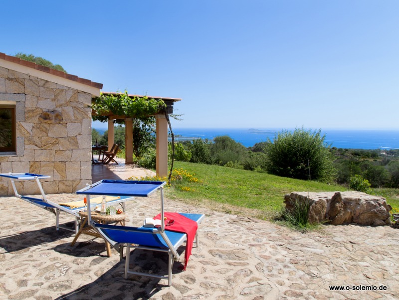 Casa Aglientina, San Pantaleo: Terrasse mit Liegen und Meerblick Aglientina – freistehendes Ferienhaus nahe San Pantaleo, Osten