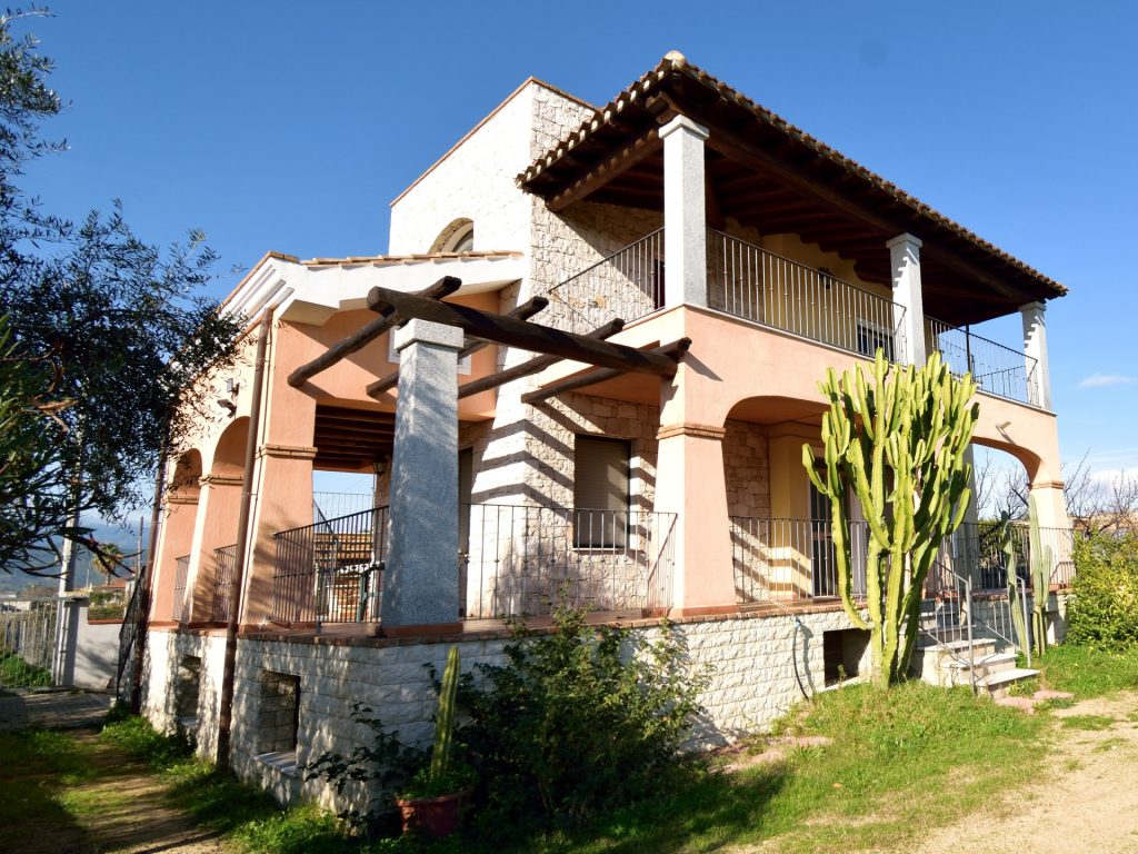 Natursteinvilla mit Balkon und Kakteen Casa delle Rose in Lotzorai an der Ostküste