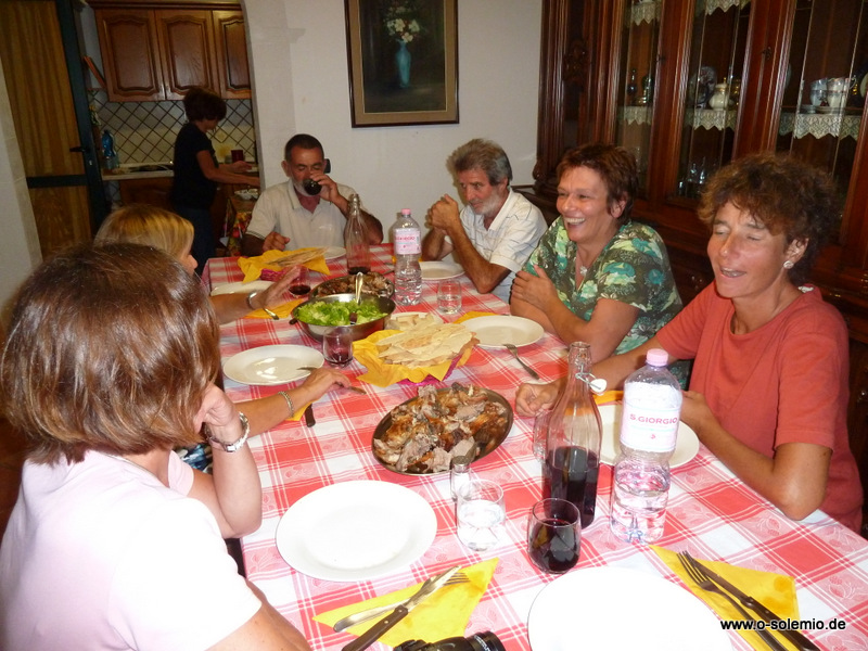 Gäste beim gemeinsamen Essen am gedeckten Tisch Hirtenessen