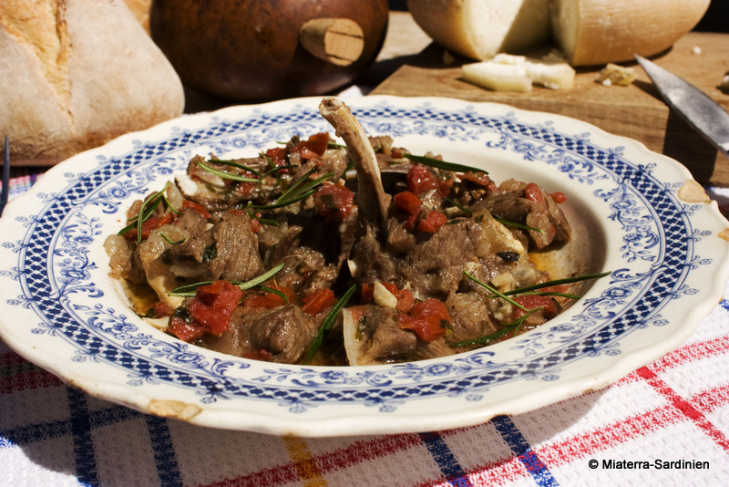 Pecora in umido: geschmortes Schaffleisch in Tomatensoße Kochbuch mit Sardischen Rezepten
