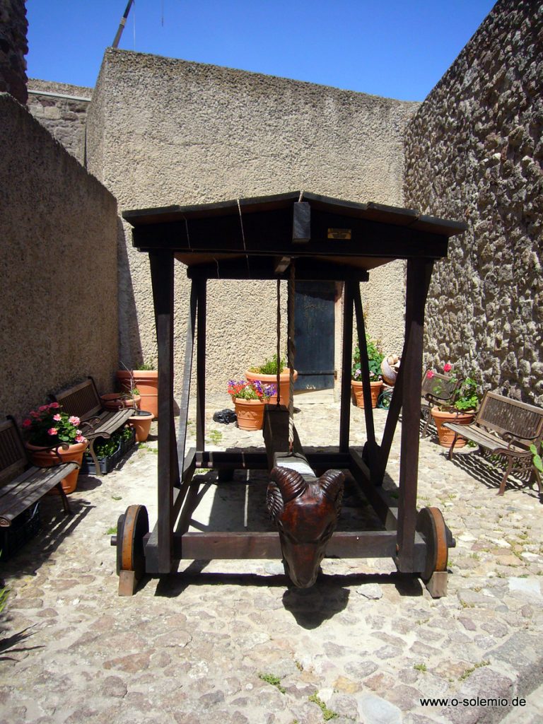 Castelsardo, die Burgm mit Rammbock Castelsardo, die Burg