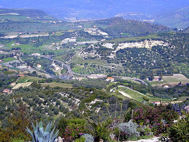 Blick über eine Hügellandschaft mit Ort ciao sardinien