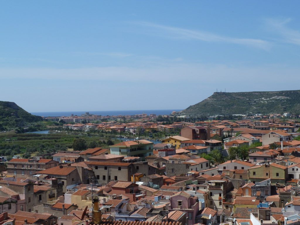Bosa: Blick über die Altstadt zum Meer Foto: S. Hering